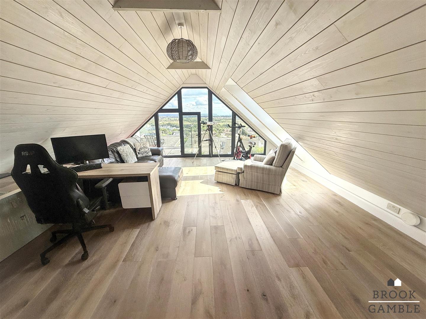 6 Bedroom House - Detached. Willingdon Road in Eastbourne,  4